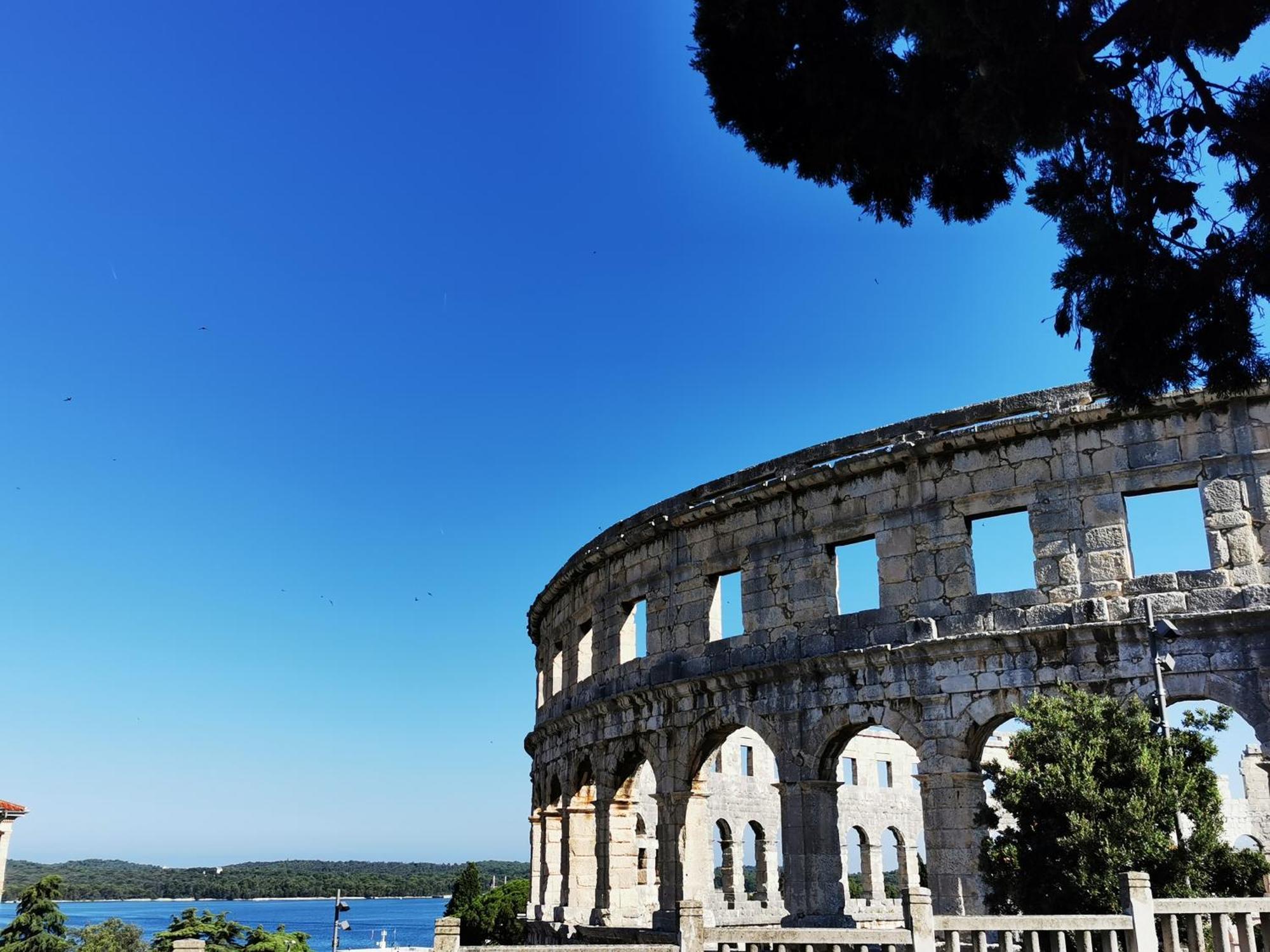 Lux Apartments In Downtown Pula Bagian luar foto